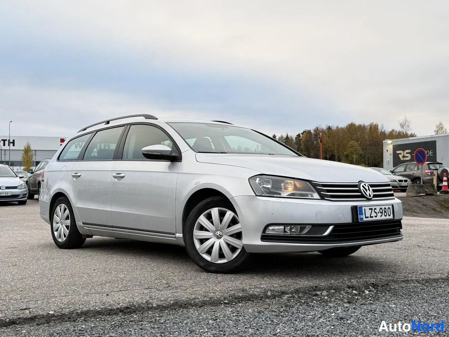 Hopea Volkswagen Passat 2011, etuviisto, keula oikealle, kuva 2
