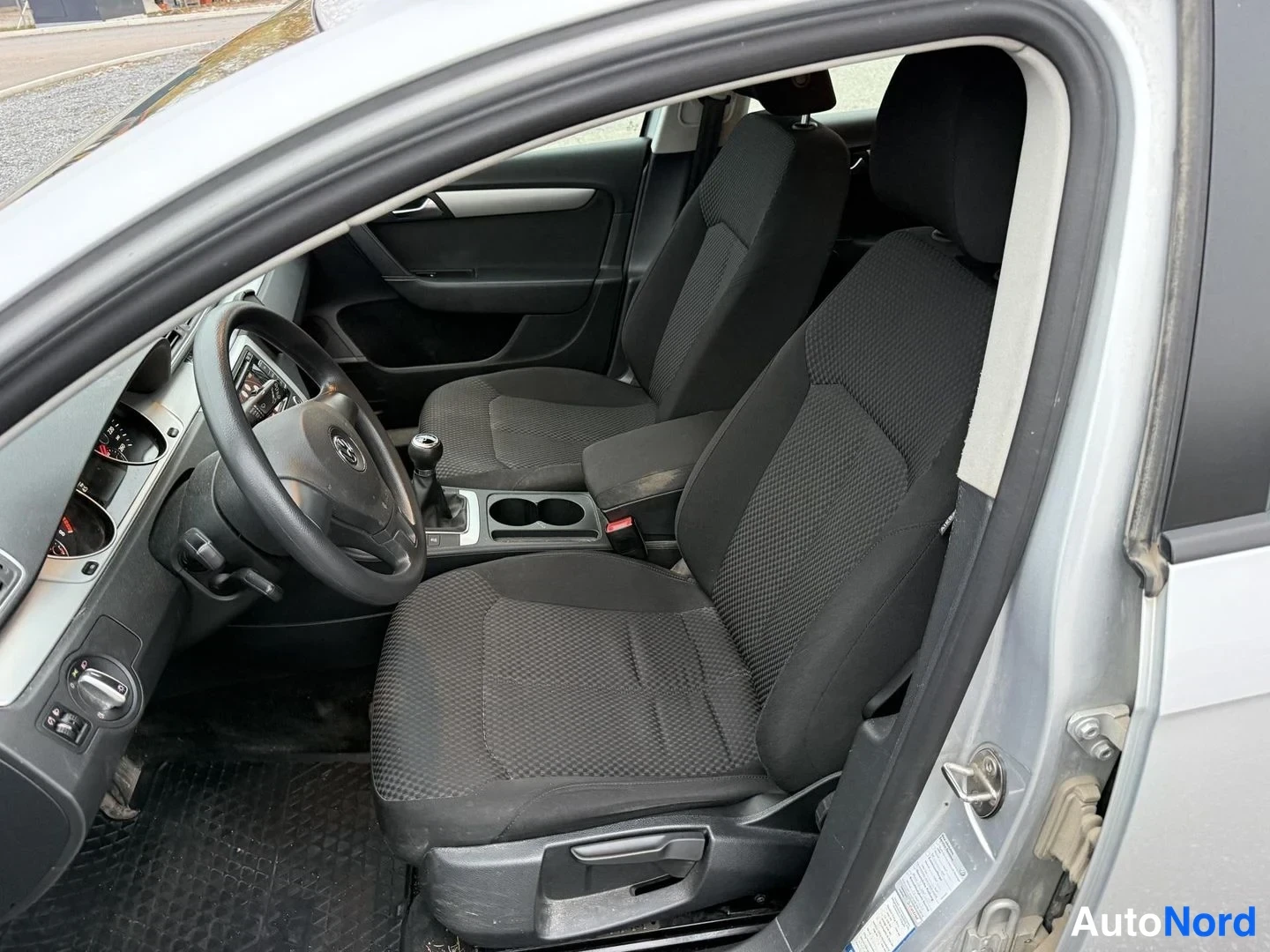 Hopea Volkswagen Passat 2011, etuistuimet, kuva 7