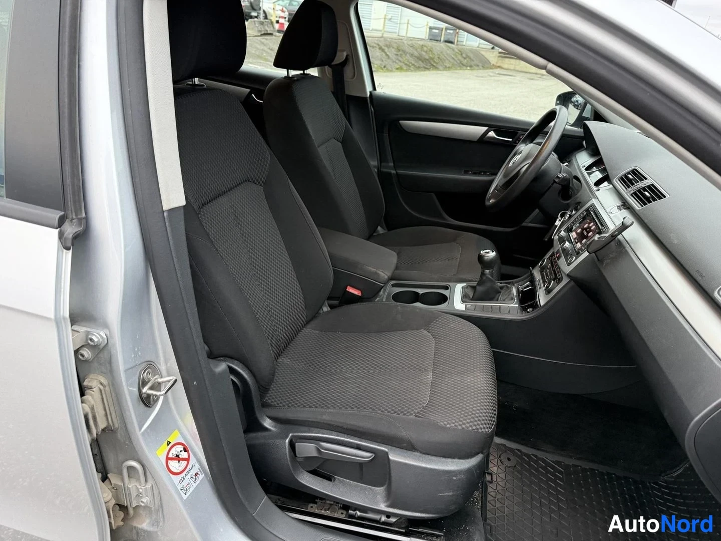Hopea Volkswagen Passat 2011, etuistuimet, kuva 9