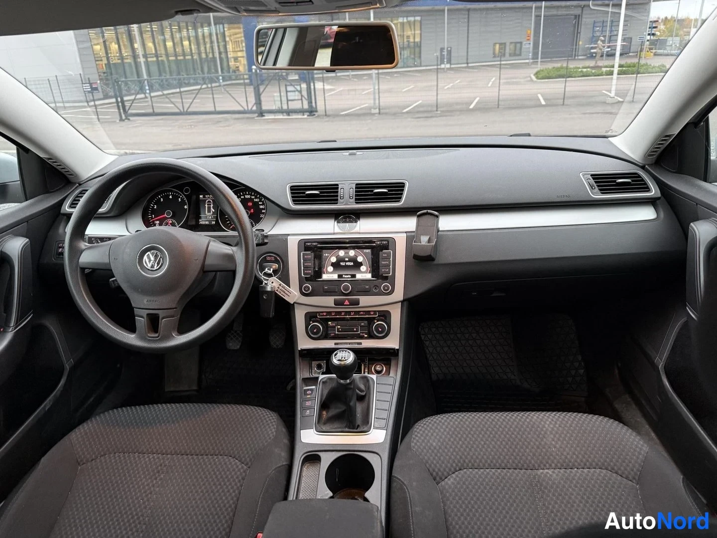Hopea Volkswagen Passat 2011, ohjaamo, kuva 5