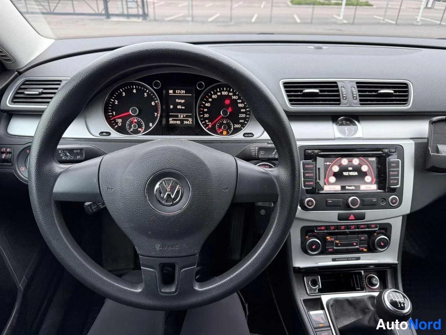Hopea Volkswagen Passat 2011, ohjaamo, kuva 6
