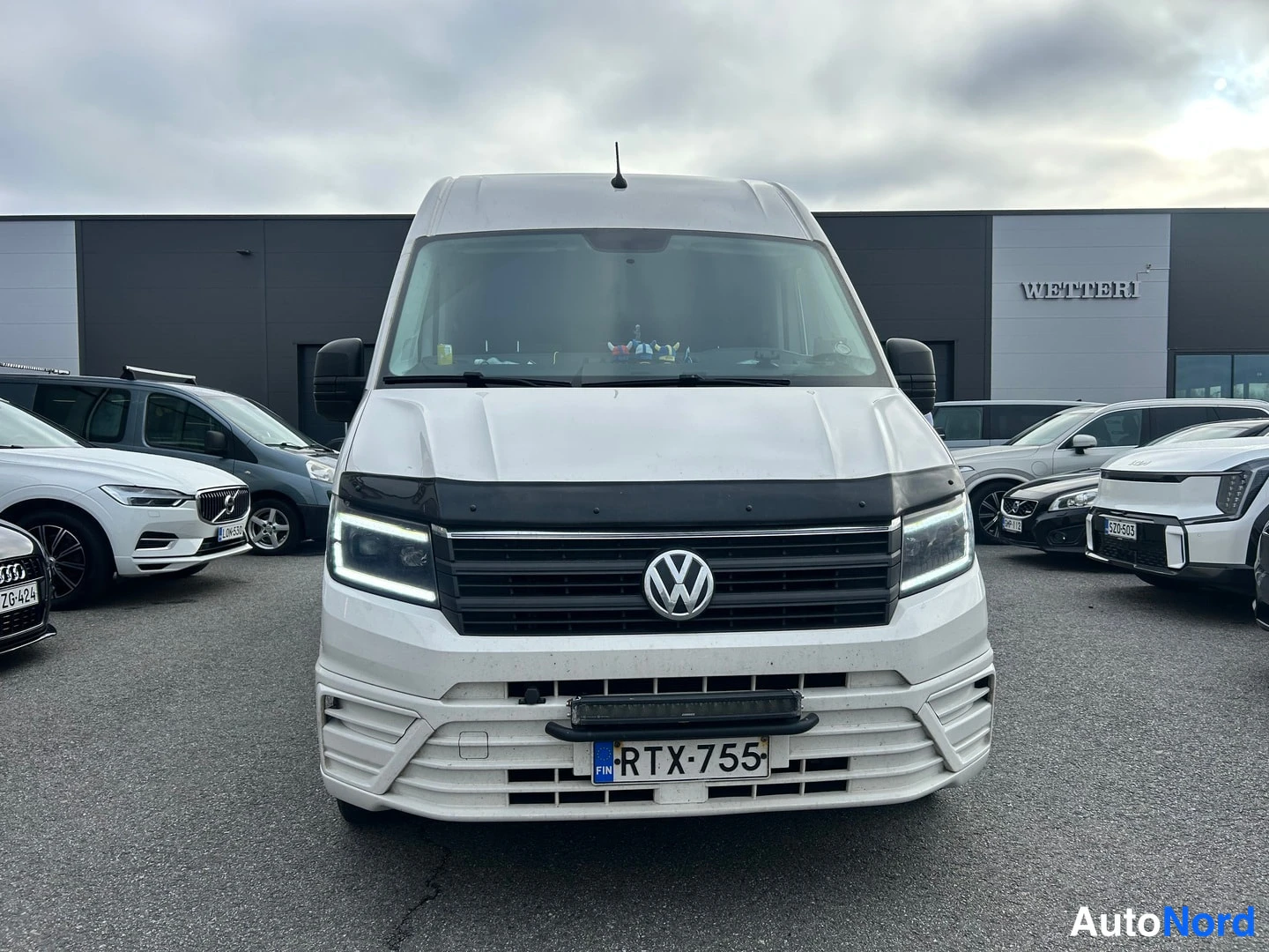 Vit Volkswagen Crafter 2019, framifrån, bild 3
