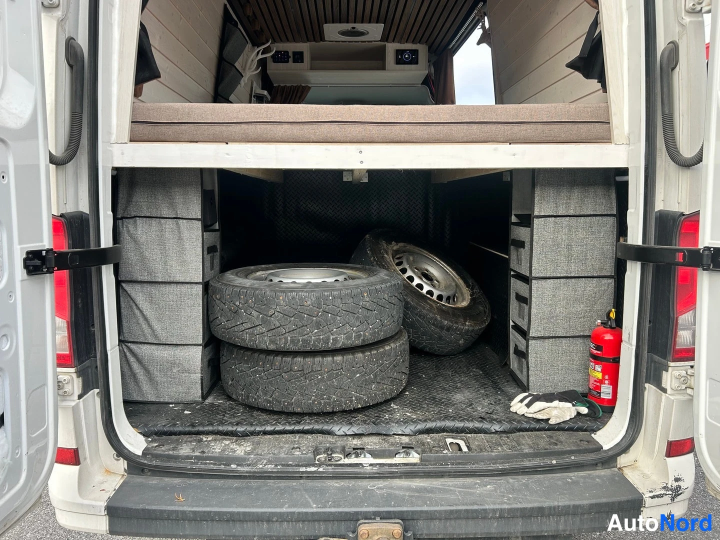 Vit Volkswagen Crafter 2019, bagageutrymme, bild 9