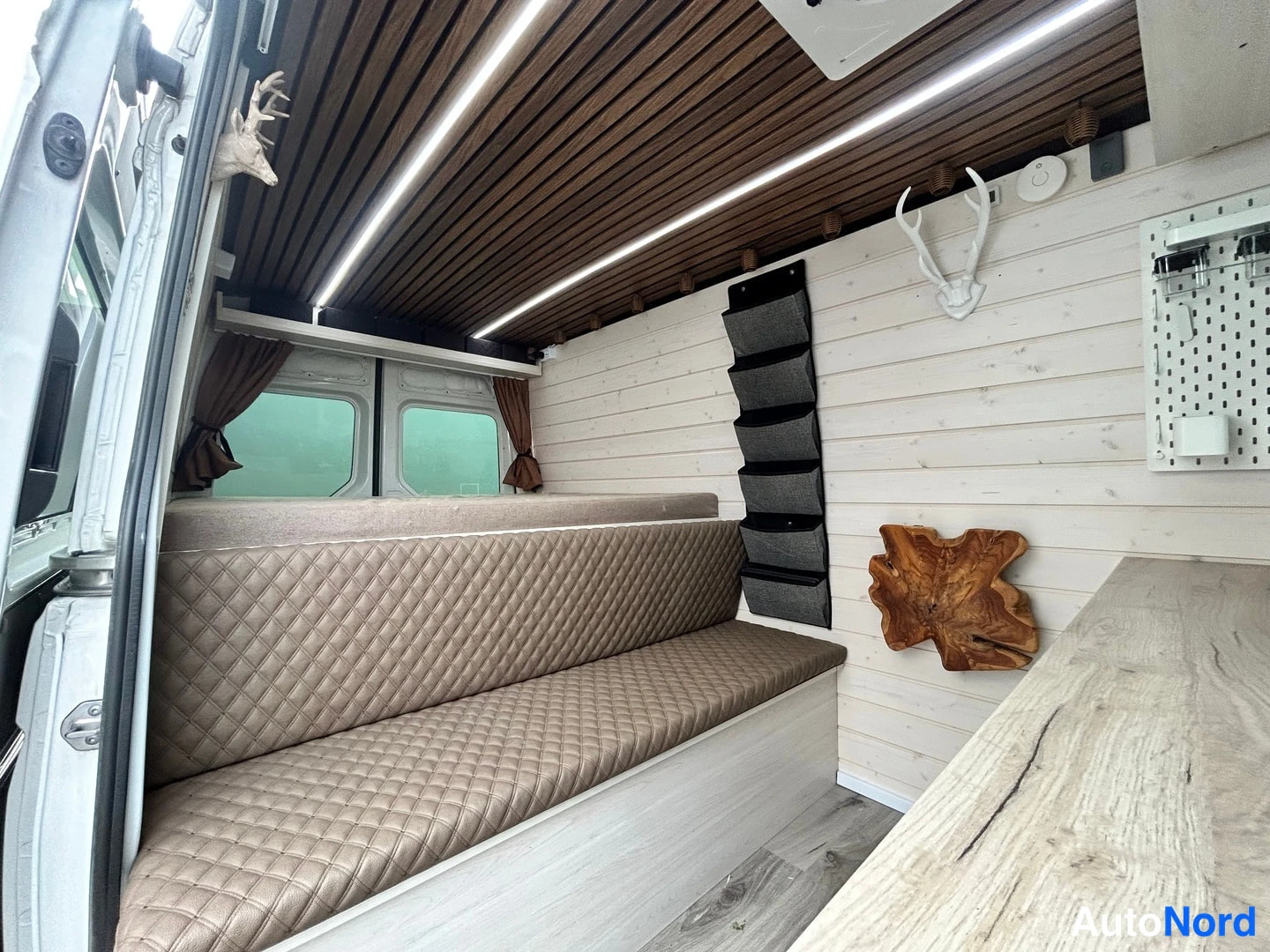 Vit Volkswagen Crafter 2019, förarplats, bild 8