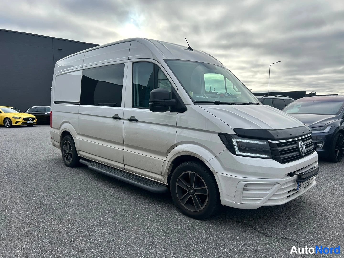 Vit Volkswagen Crafter 2019, snett framifrån, fronten åt höger, bild 2