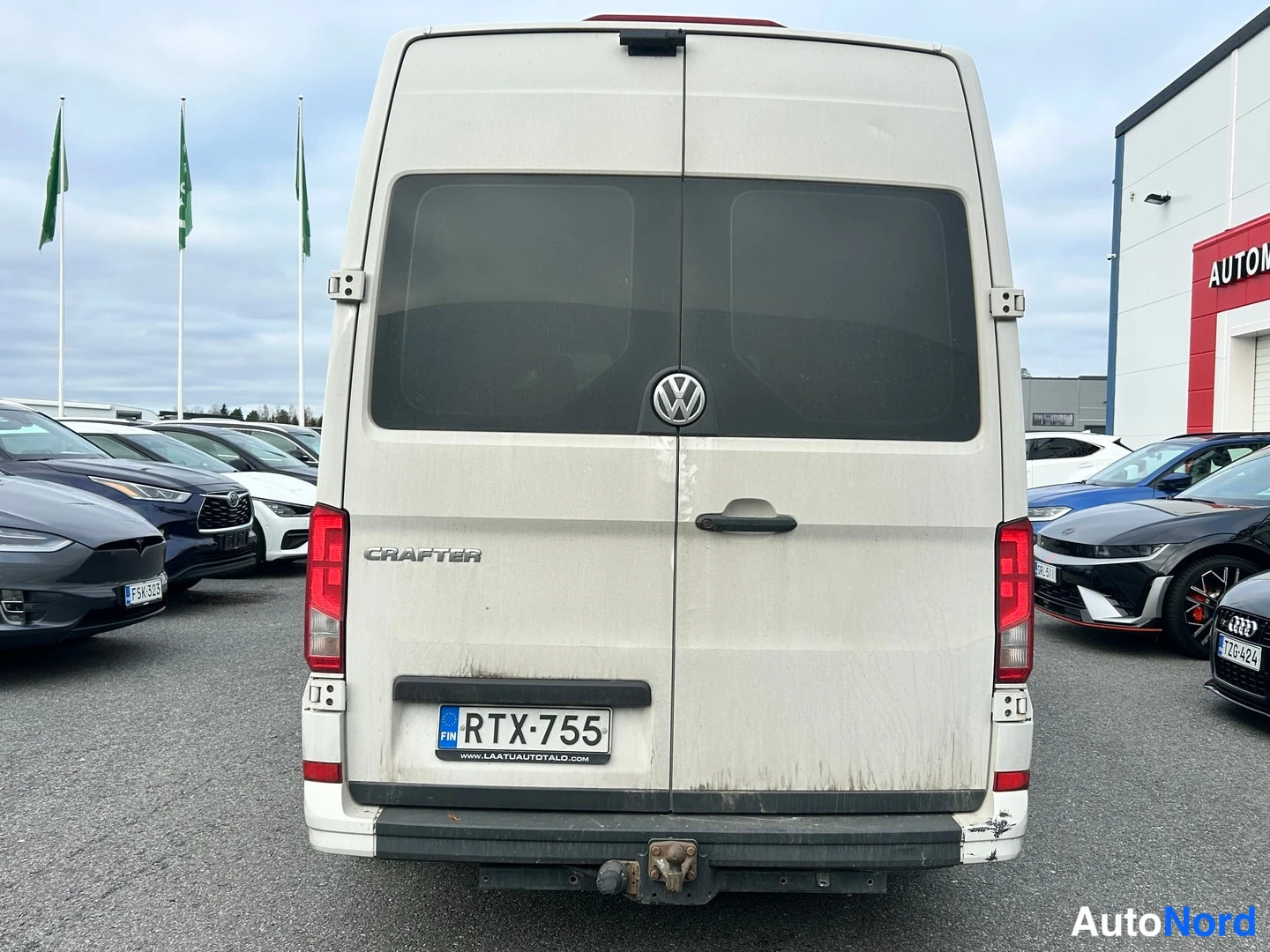 Vit Volkswagen Crafter 2019, bakifrån, bild 5