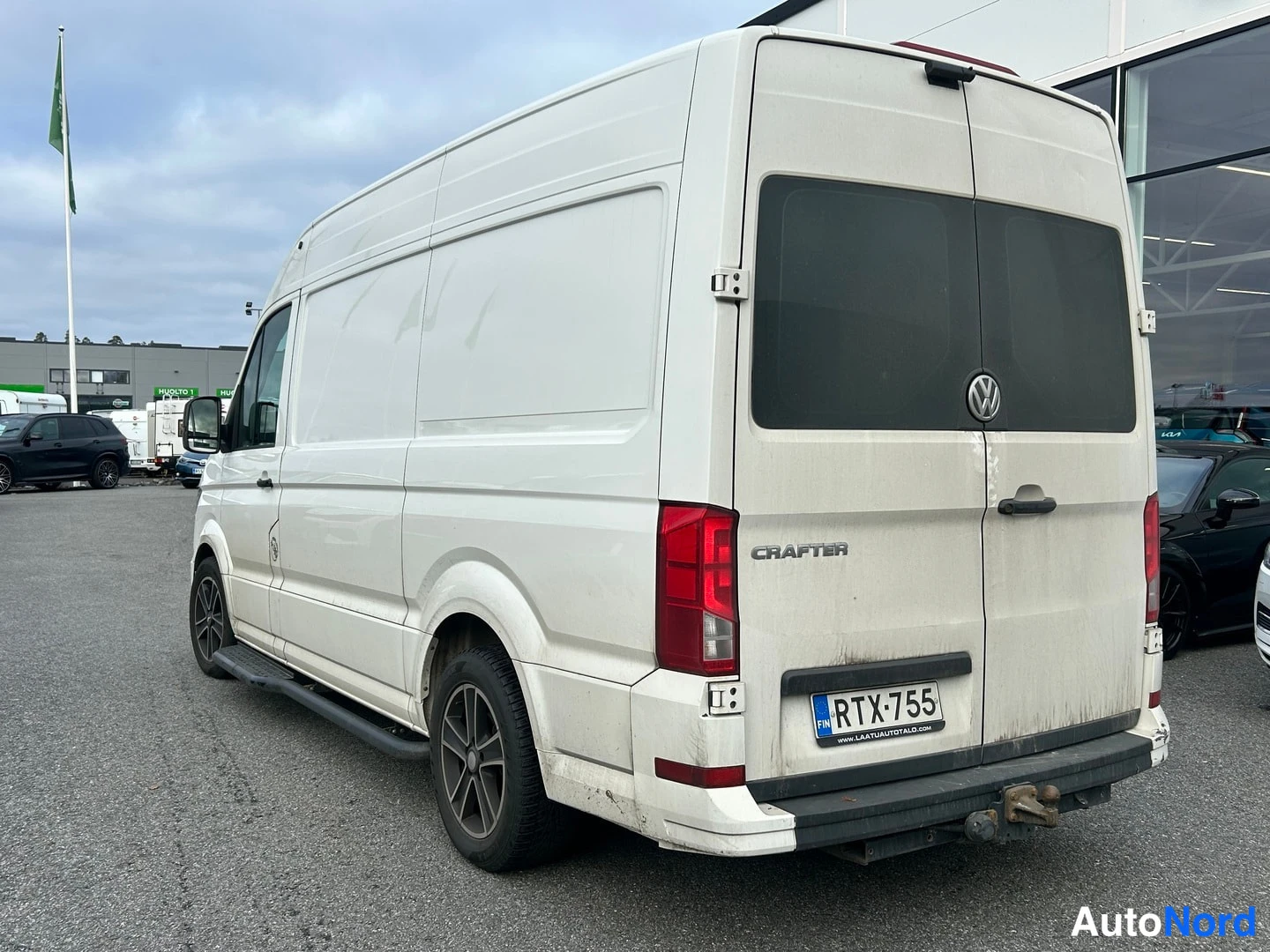 Vit Volkswagen Crafter 2019, snett bakifrån, bild 4