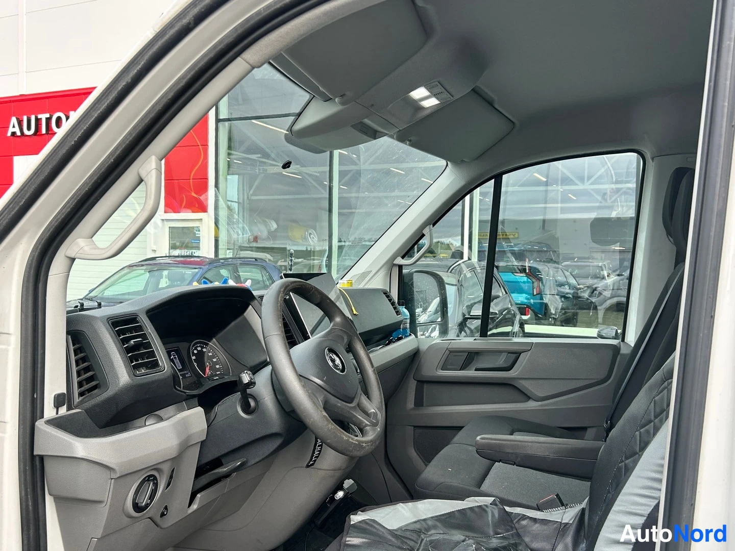 Vit Volkswagen Crafter 2019, förarplats, bild 6