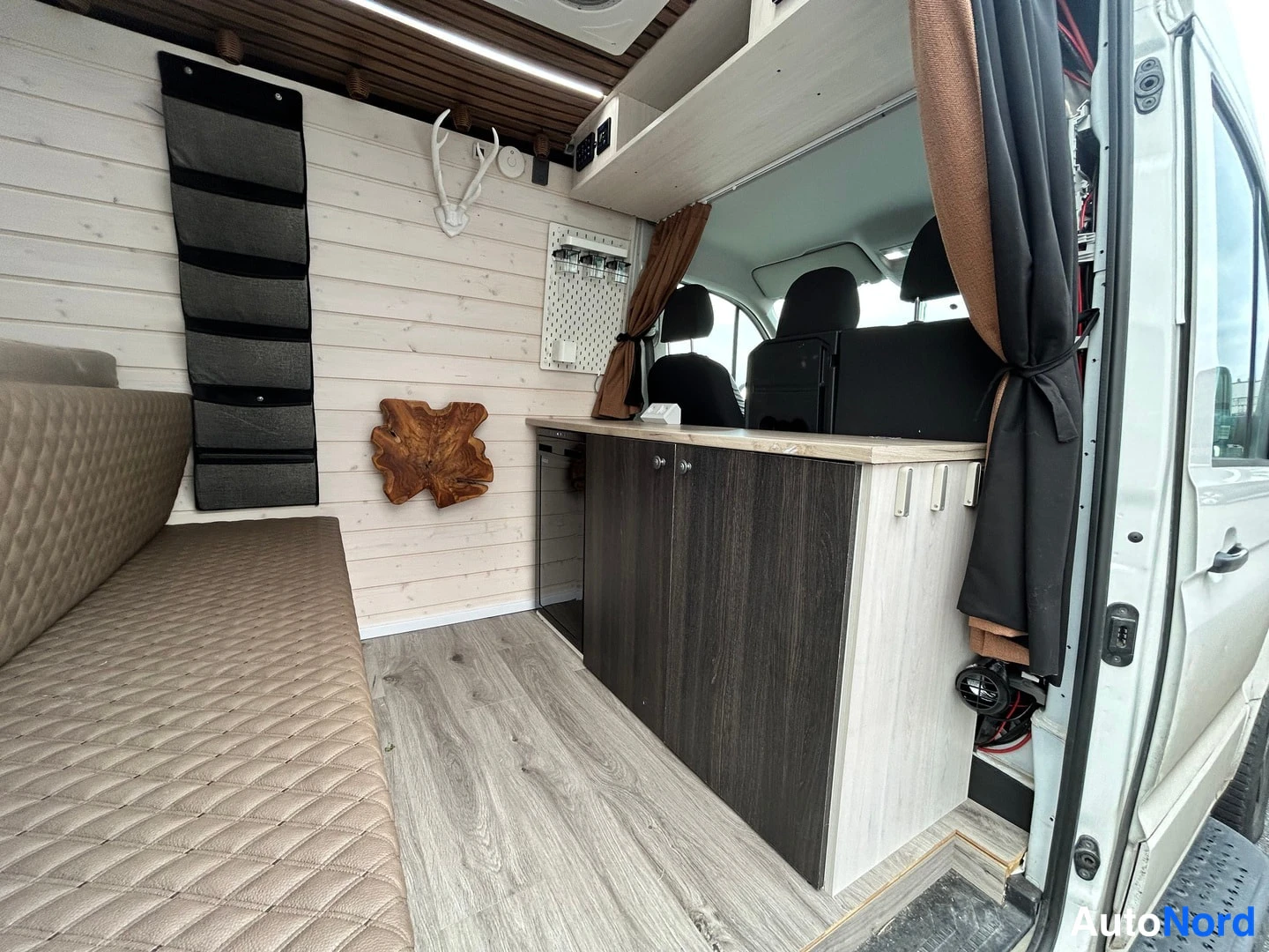 Vit Volkswagen Crafter 2019, förarplats, bild 7