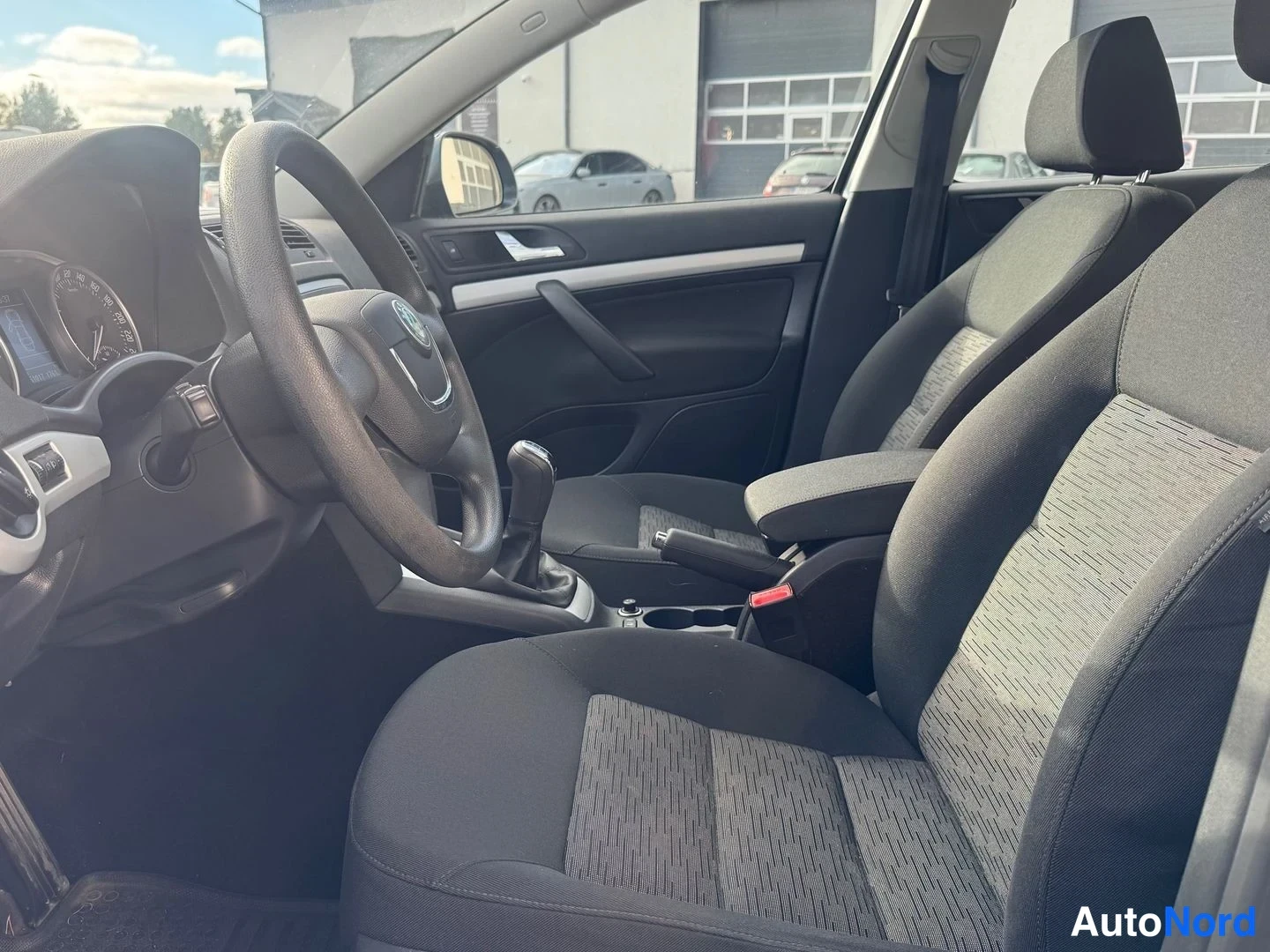 Harmaa Skoda Octavia 2011, ohjaamo, kuva 6