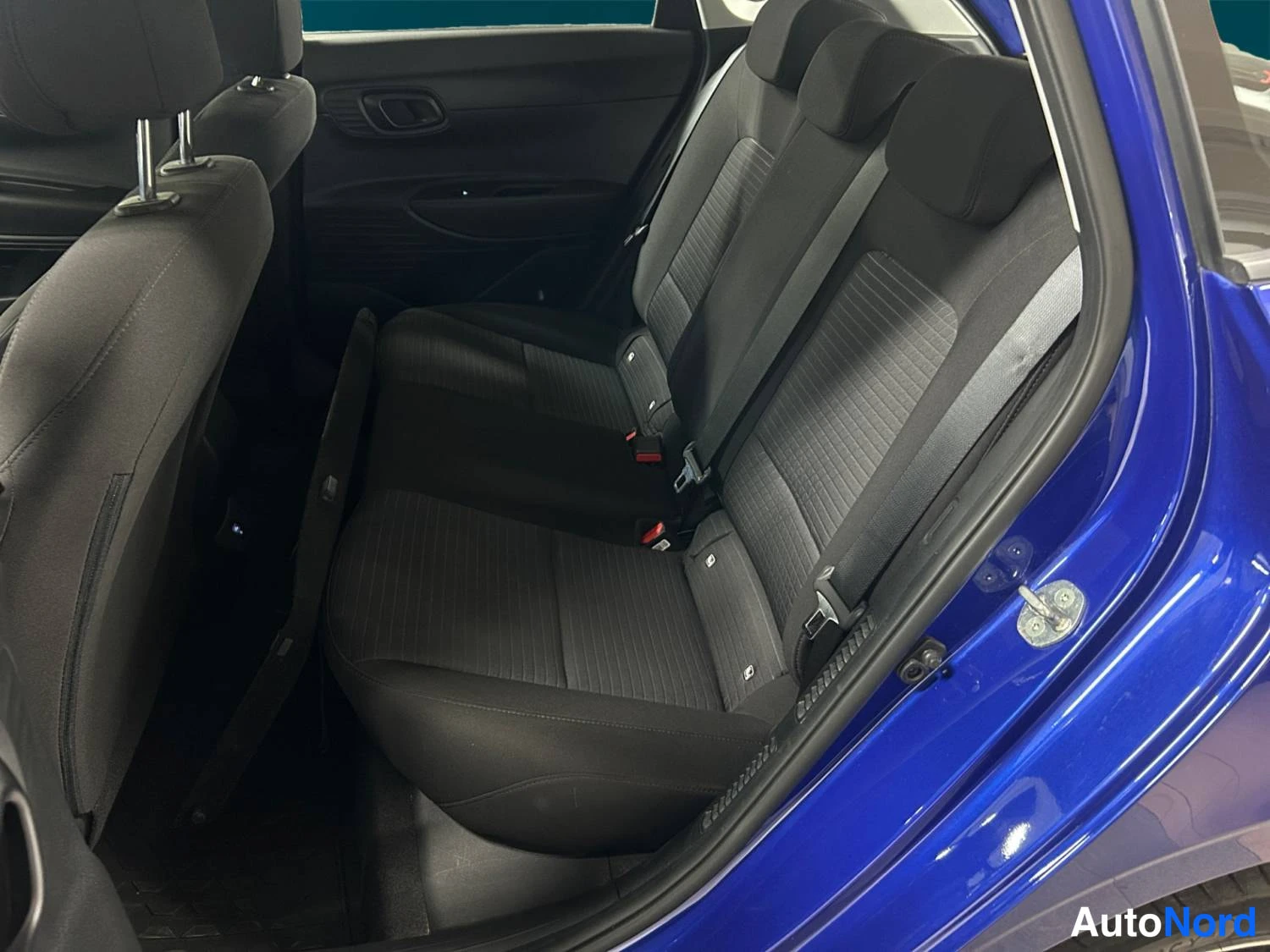 Sininen Hyundai I20 2023, takaistuimet, kuva 13