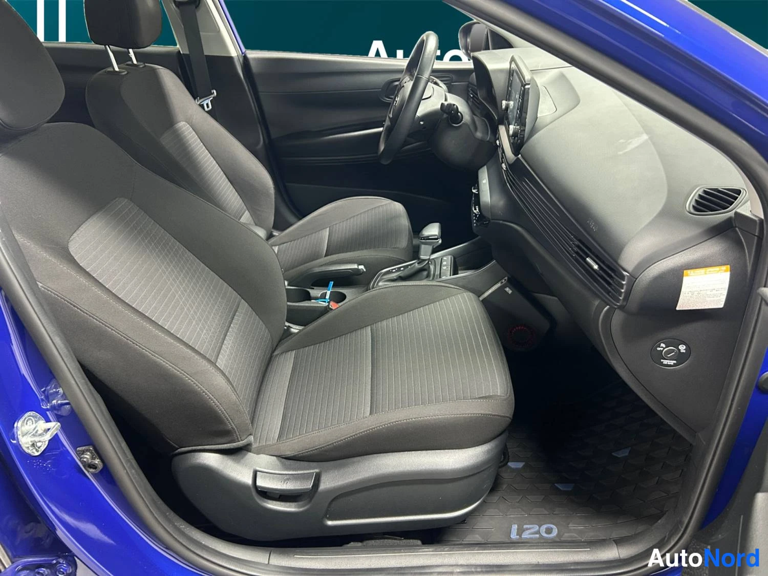 Sininen Hyundai I20 2023, etuistuimet, kuva 12