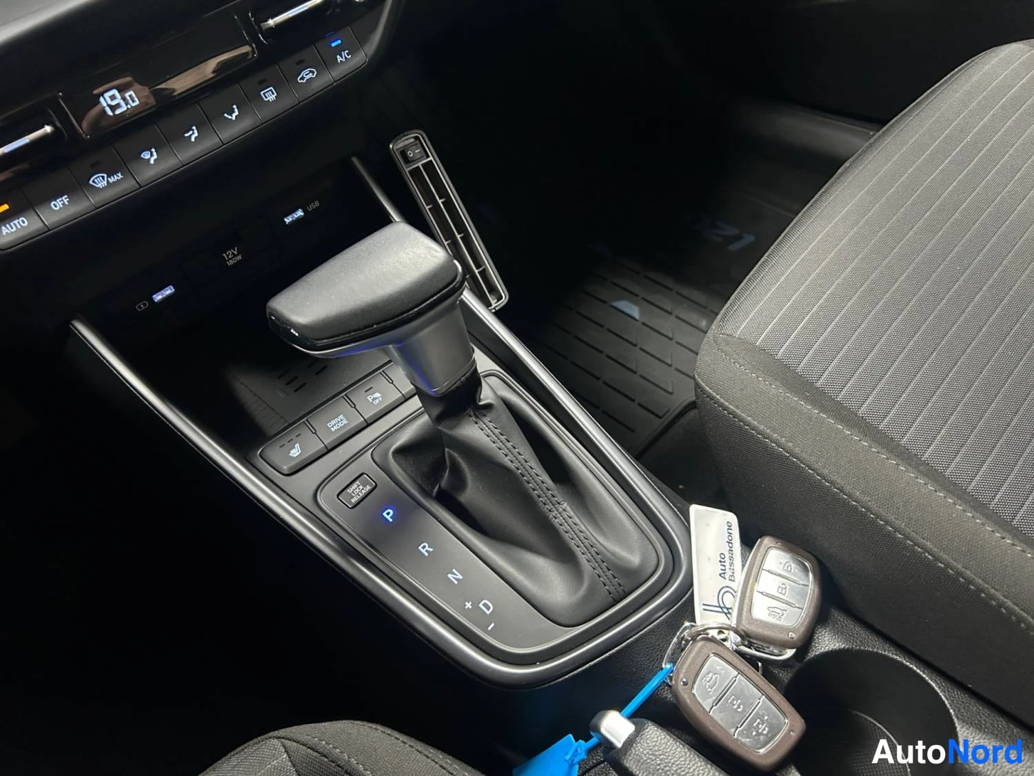 Sininen Hyundai I20 2023, yksityiskohta, kuva 19