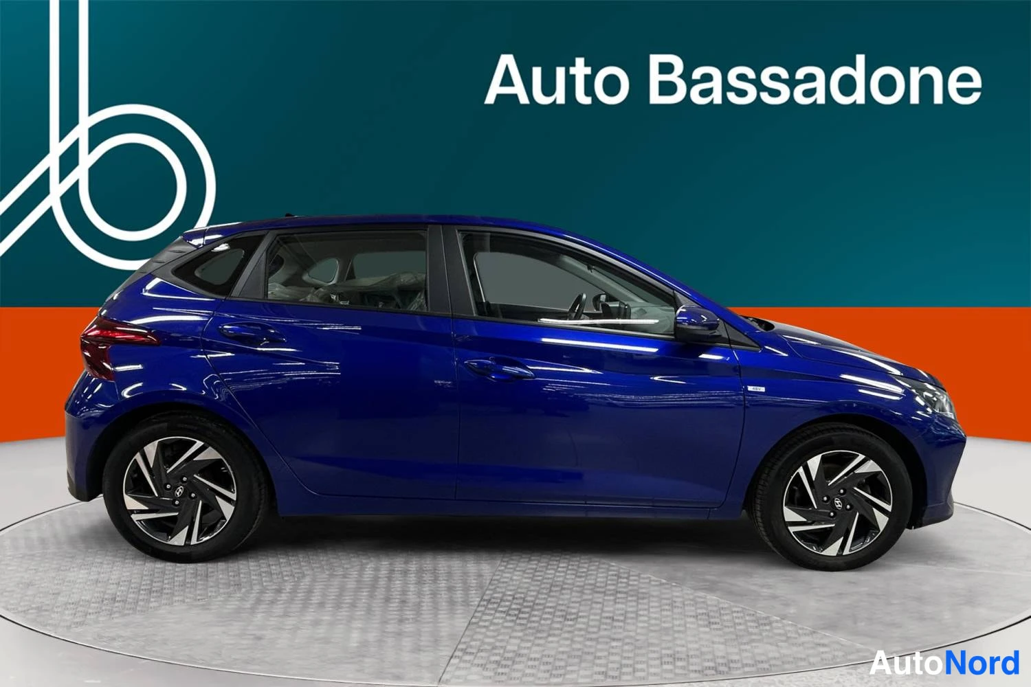 Sininen Hyundai I20 2023, sivulta, kuva 4