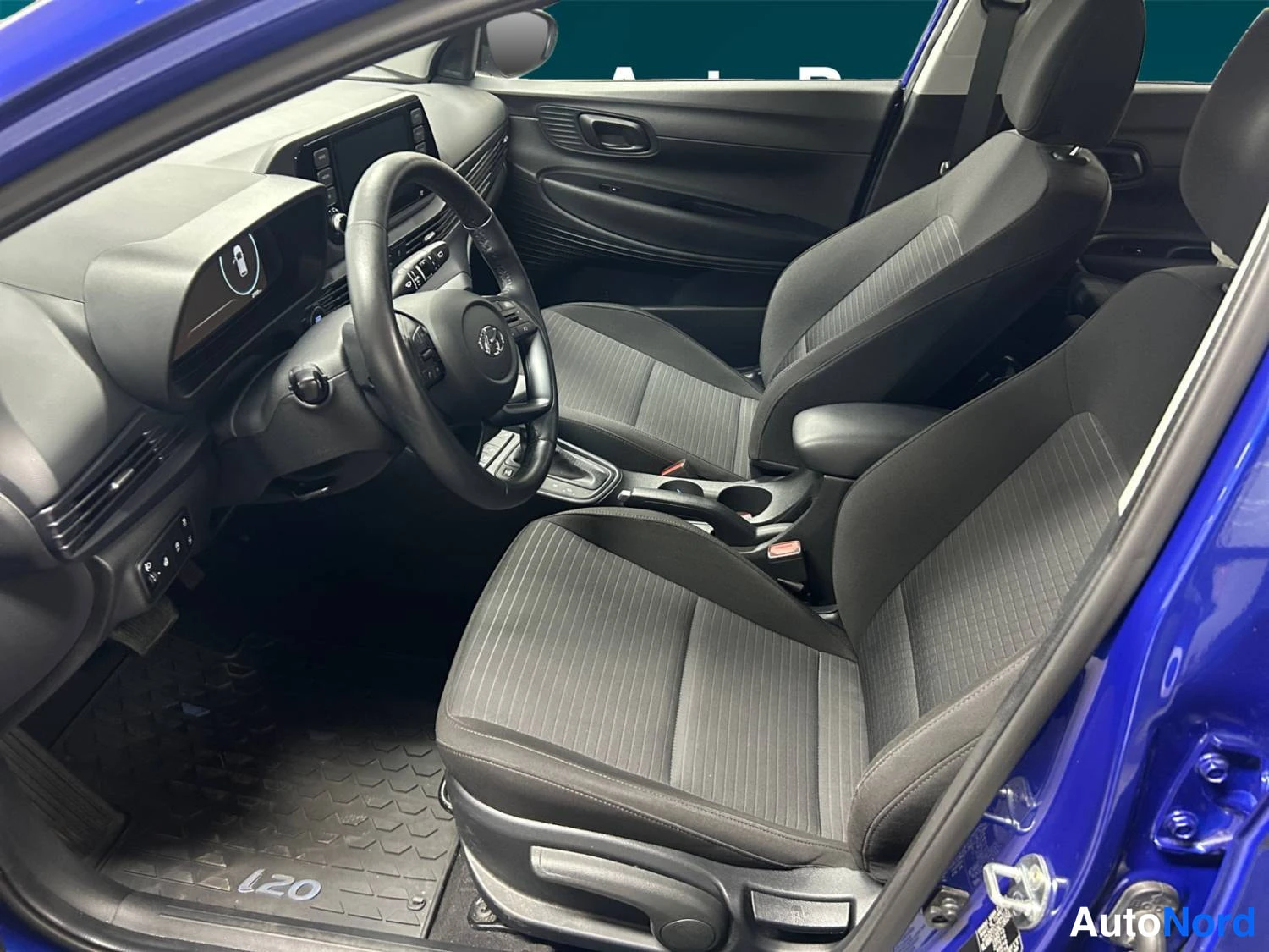 Sininen Hyundai I20 2023, ohjaamo, kuva 10