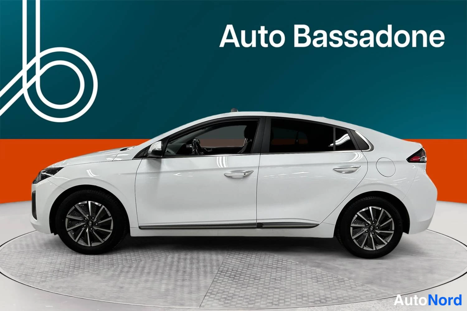 Valkoinen Hyundai Ioniq 2021, sivulta, kuva 5
