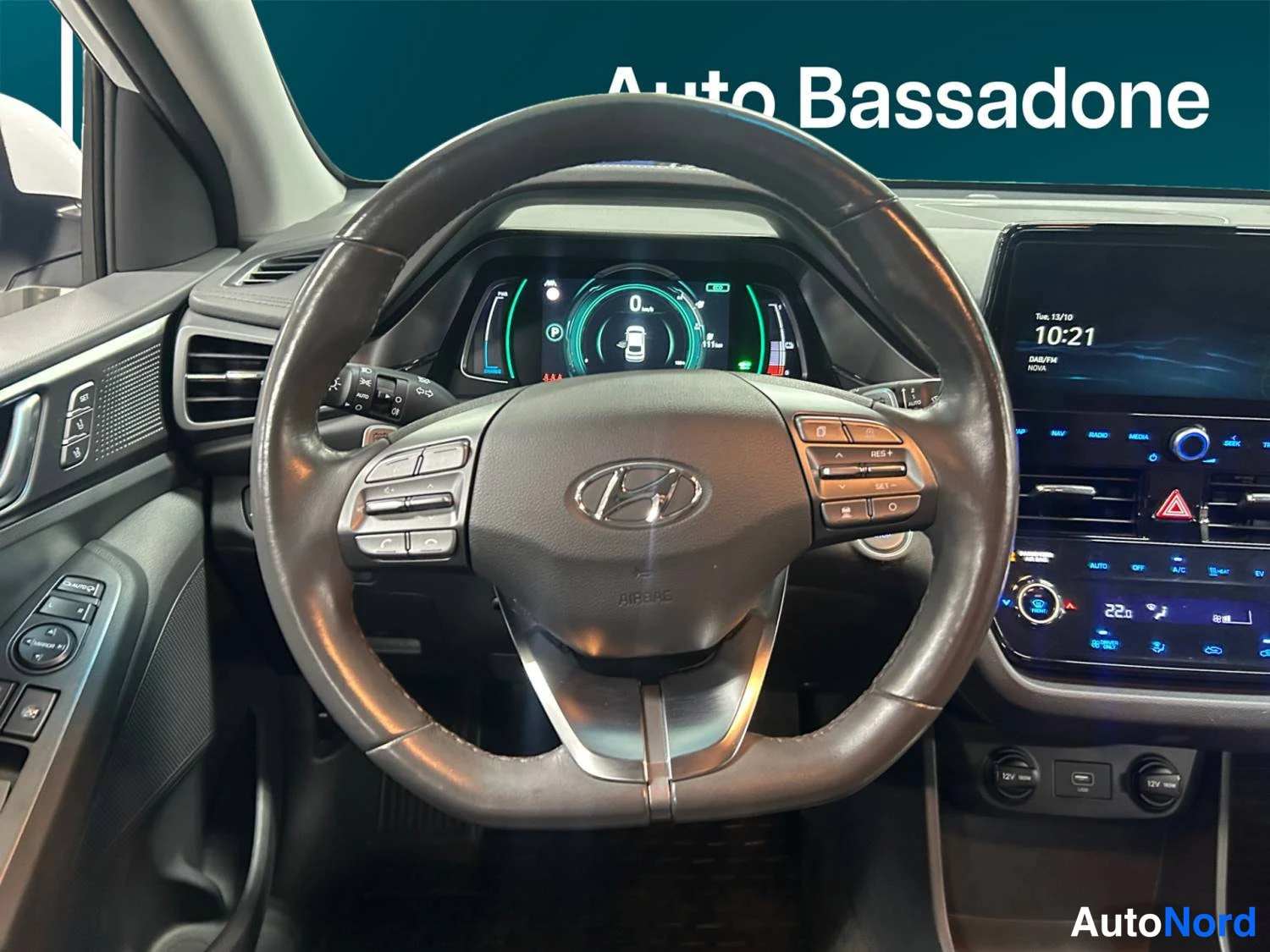 Valkoinen Hyundai Ioniq 2021, yksityiskohta, kuva 16