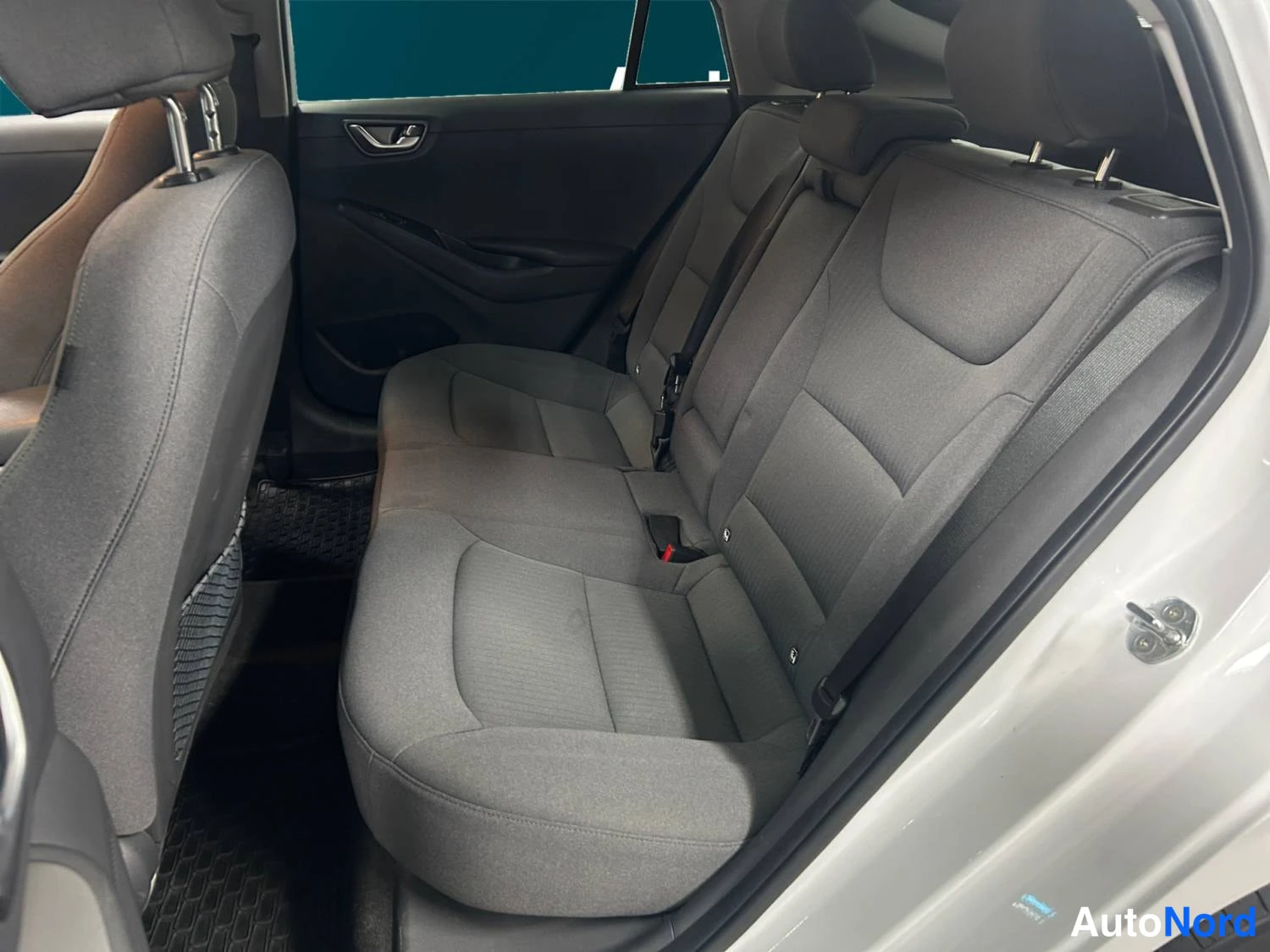 Valkoinen Hyundai Ioniq 2021, takaistuimet, kuva 12