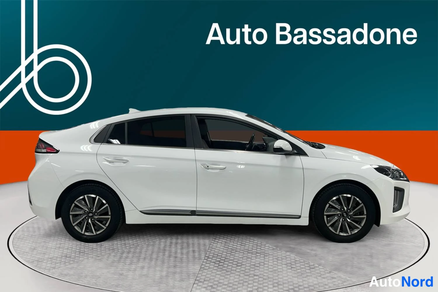 Valkoinen Hyundai Ioniq 2021, etuviisto, keula oikealle, kuva 2