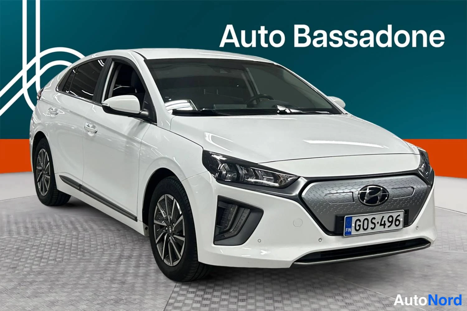Valkoinen Hyundai Ioniq 2021, etuviisto, keula oikealle, kuva 3