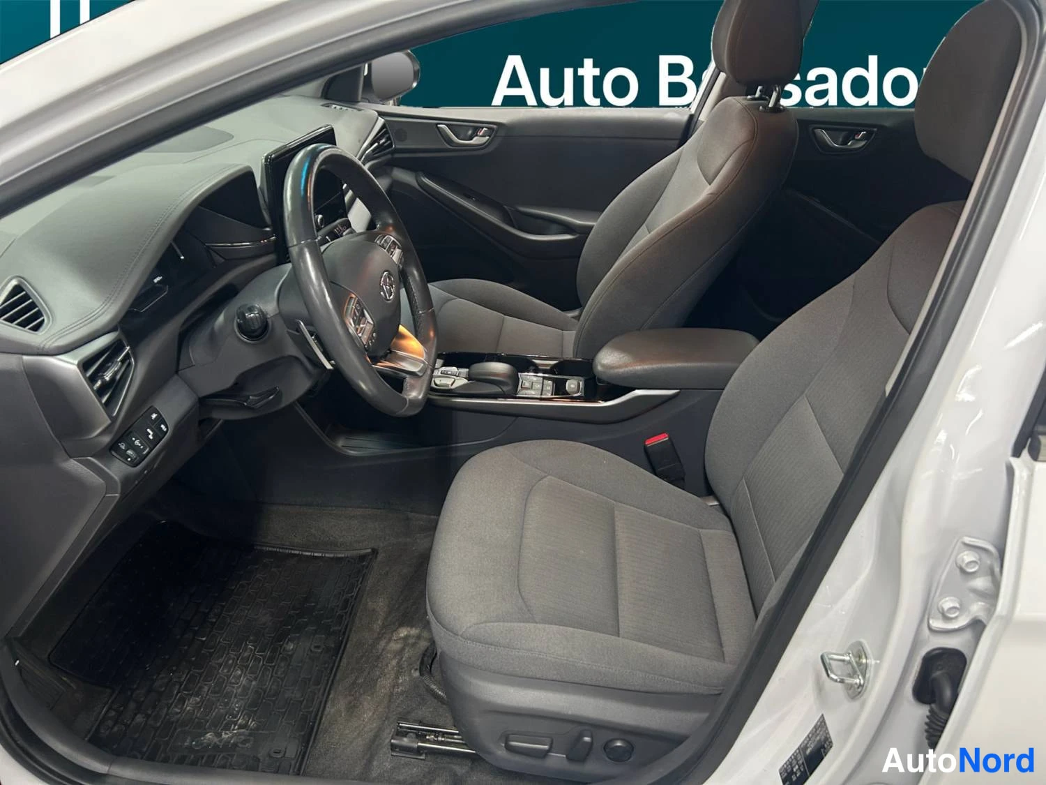 Valkoinen Hyundai Ioniq 2021, ohjaamo, kuva 9