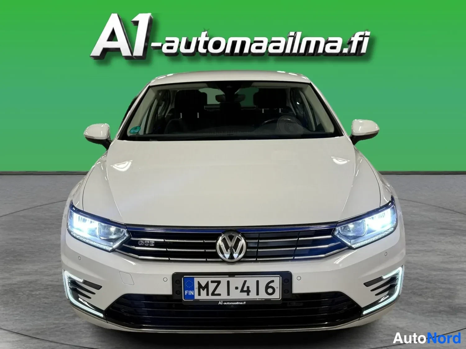 Valkoinen Volkswagen Passat 2016, edestä, kuva 3