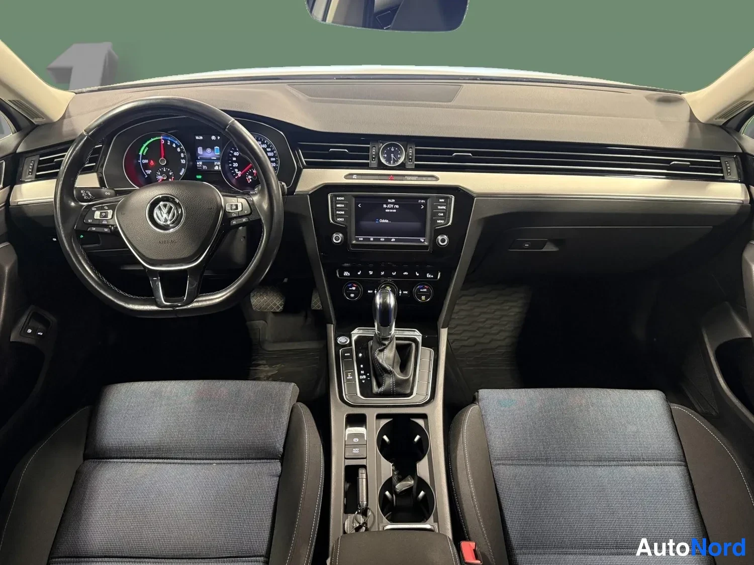 Valkoinen Volkswagen Passat 2016, ohjaamo, kuva 9