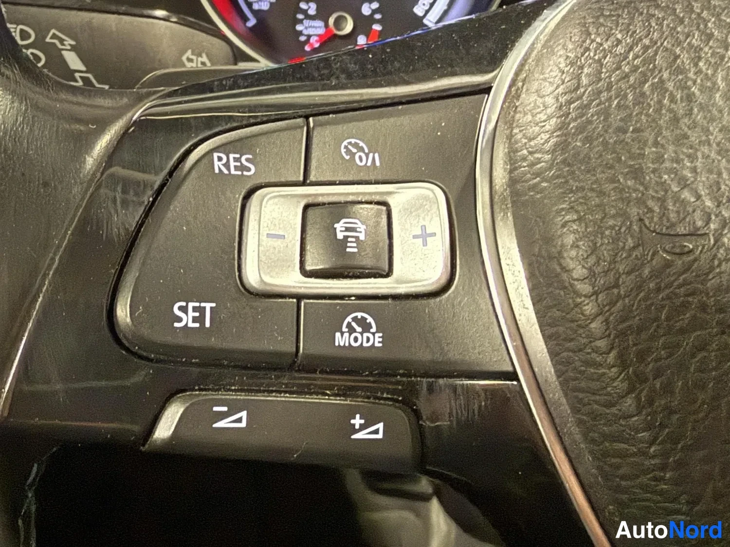 Valkoinen Volkswagen Passat 2016, yksityiskohta, kuva 21