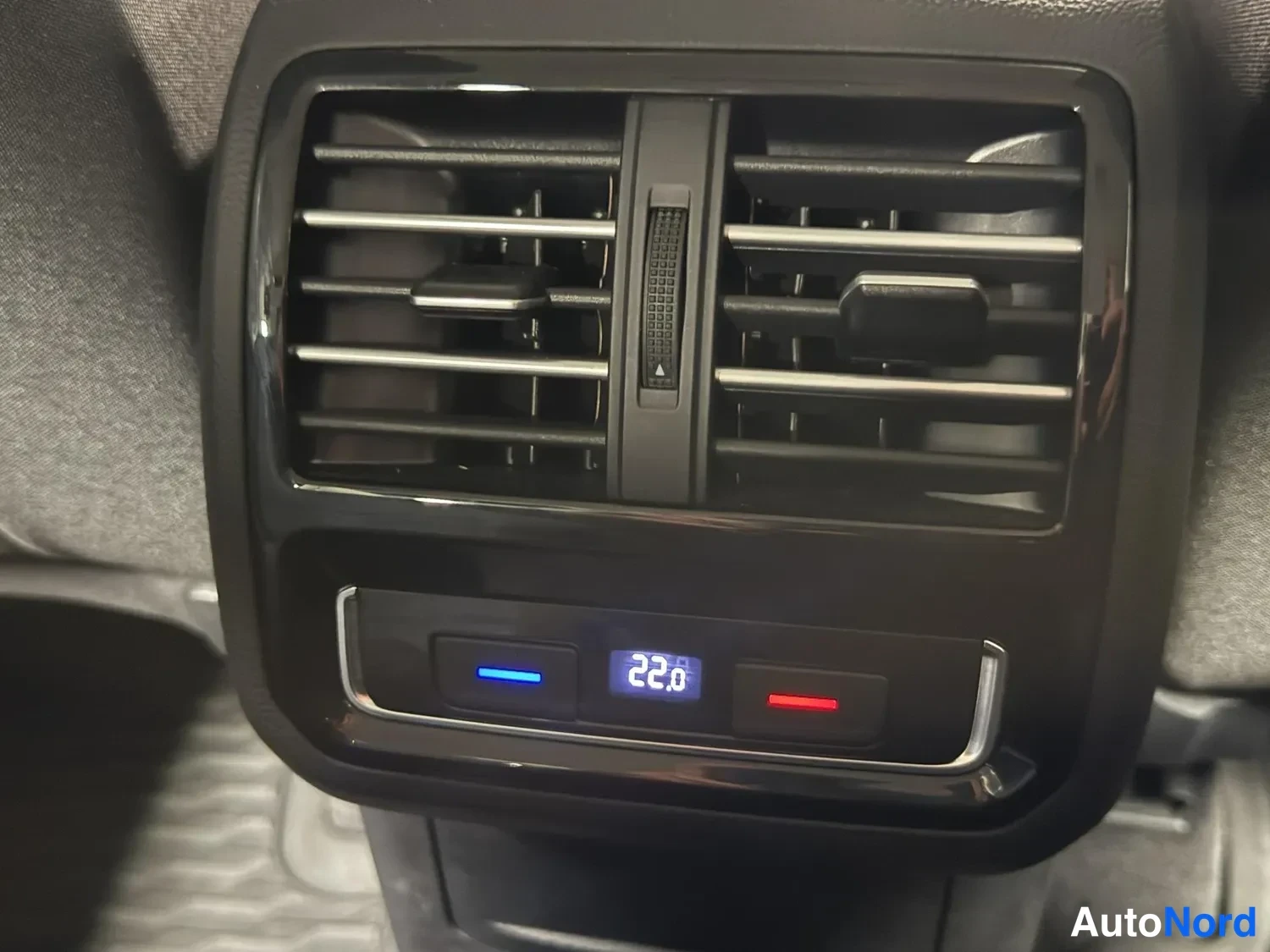 Valkoinen Volkswagen Passat 2016, yksityiskohta, kuva 20