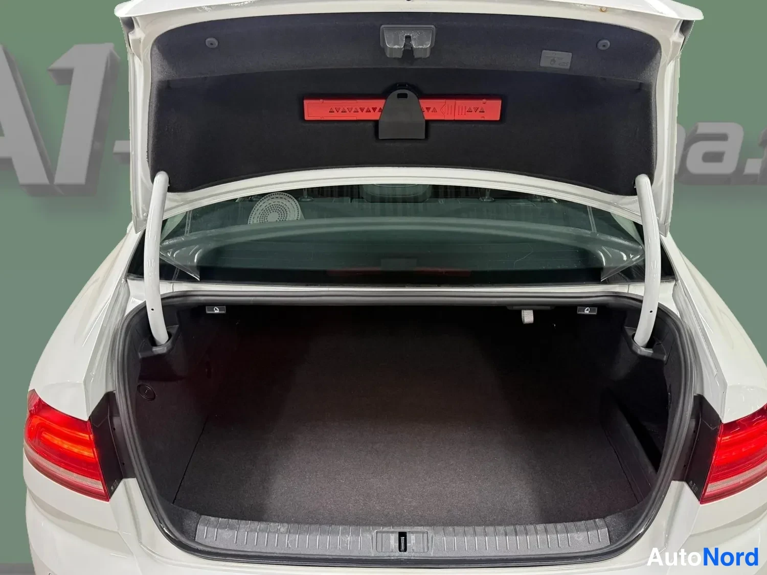 Valkoinen Volkswagen Passat 2016, tavaratila, kuva 15