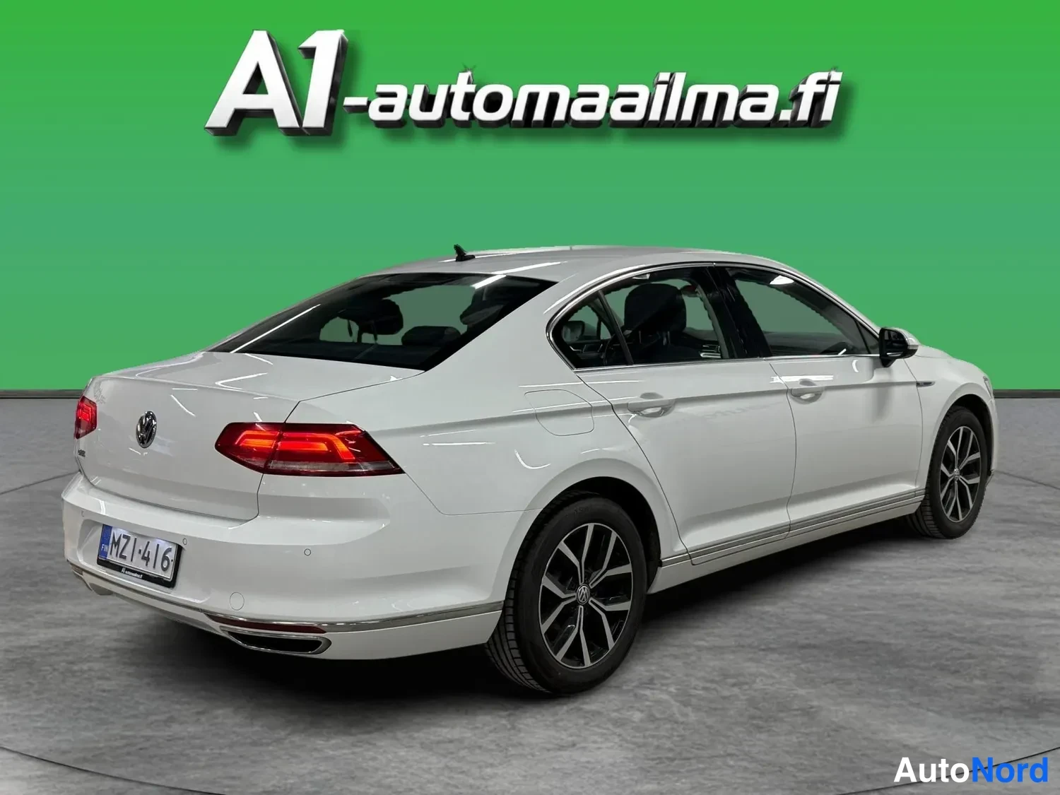 Valkoinen Volkswagen Passat 2016, takaviisto, kuva 4