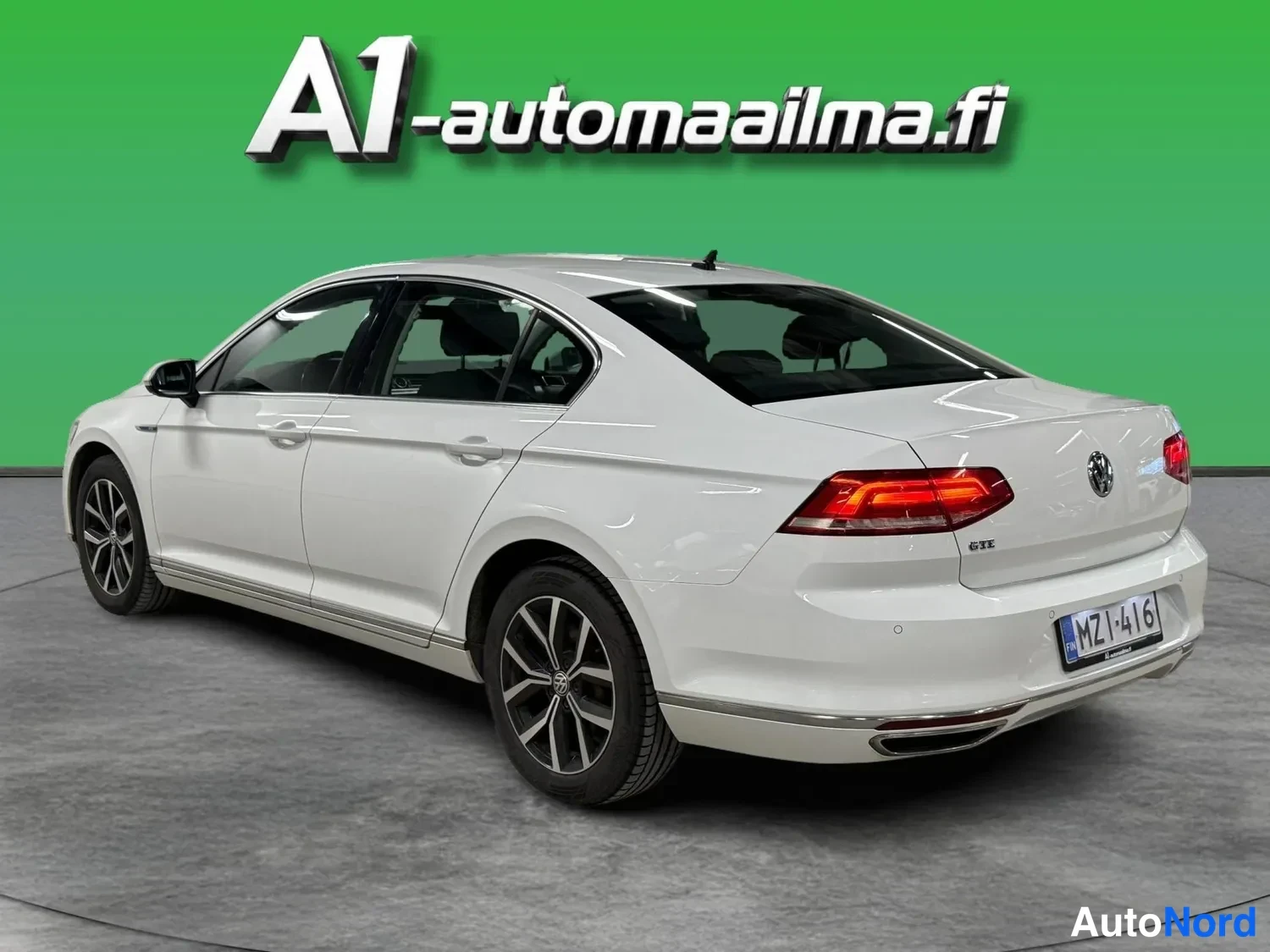Valkoinen Volkswagen Passat 2016, takaviisto, kuva 5