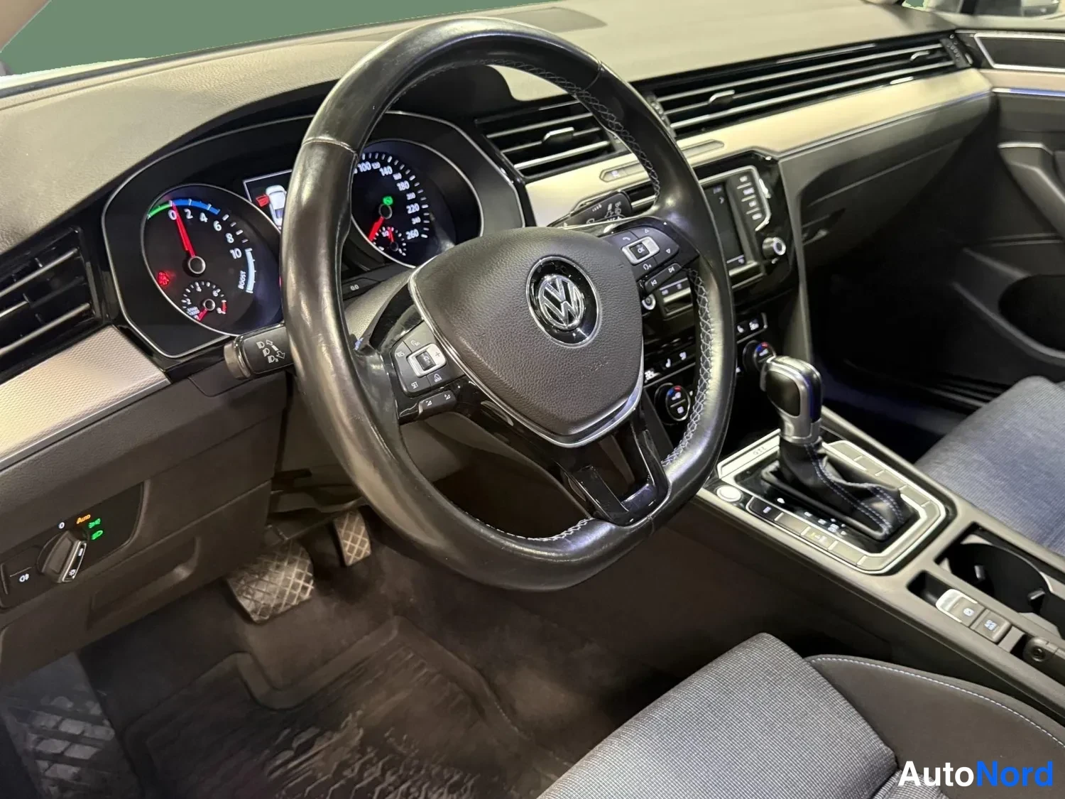 Valkoinen Volkswagen Passat 2016, ohjaamo, kuva 7