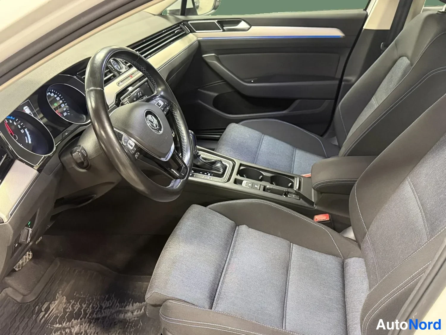 Valkoinen Volkswagen Passat 2016, ohjaamo, kuva 8