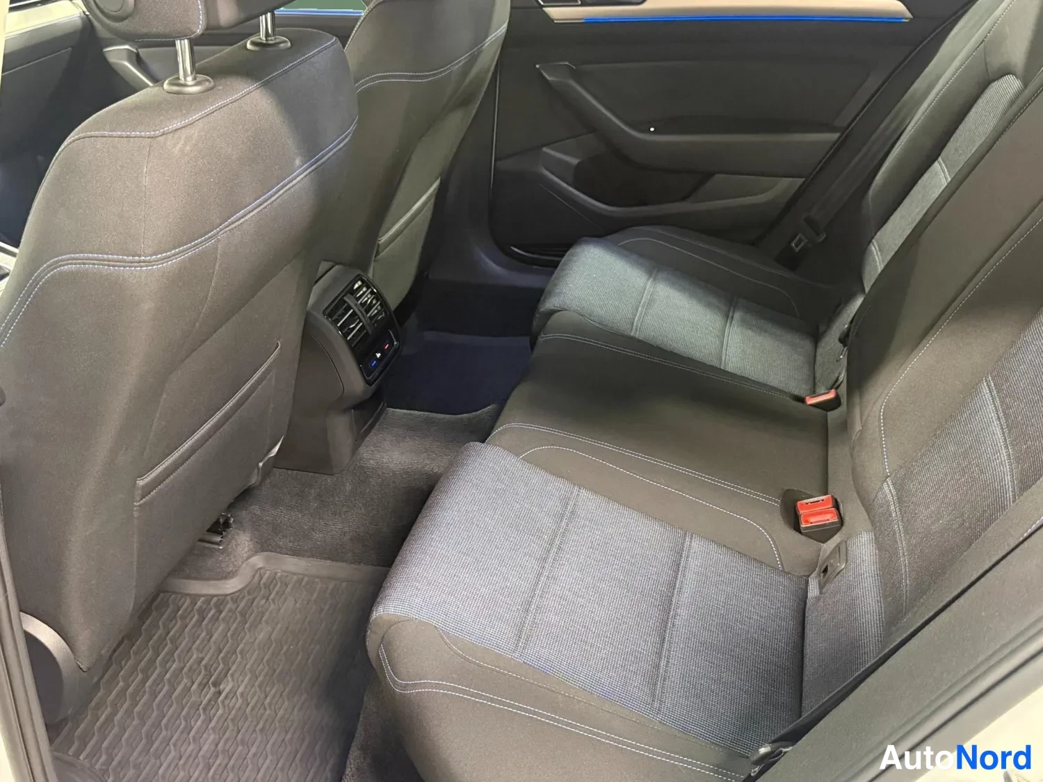 Valkoinen Volkswagen Passat 2016, takaistuimet, kuva 14