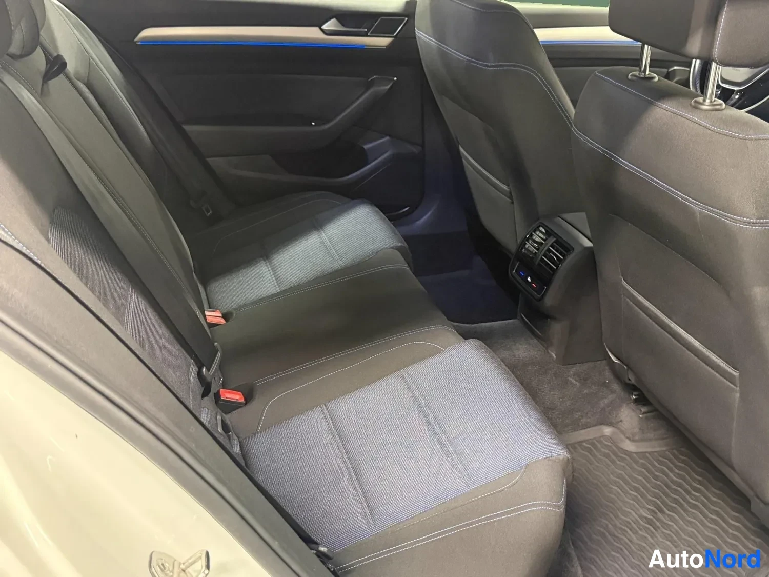 Valkoinen Volkswagen Passat 2016, takaistuimet, kuva 13