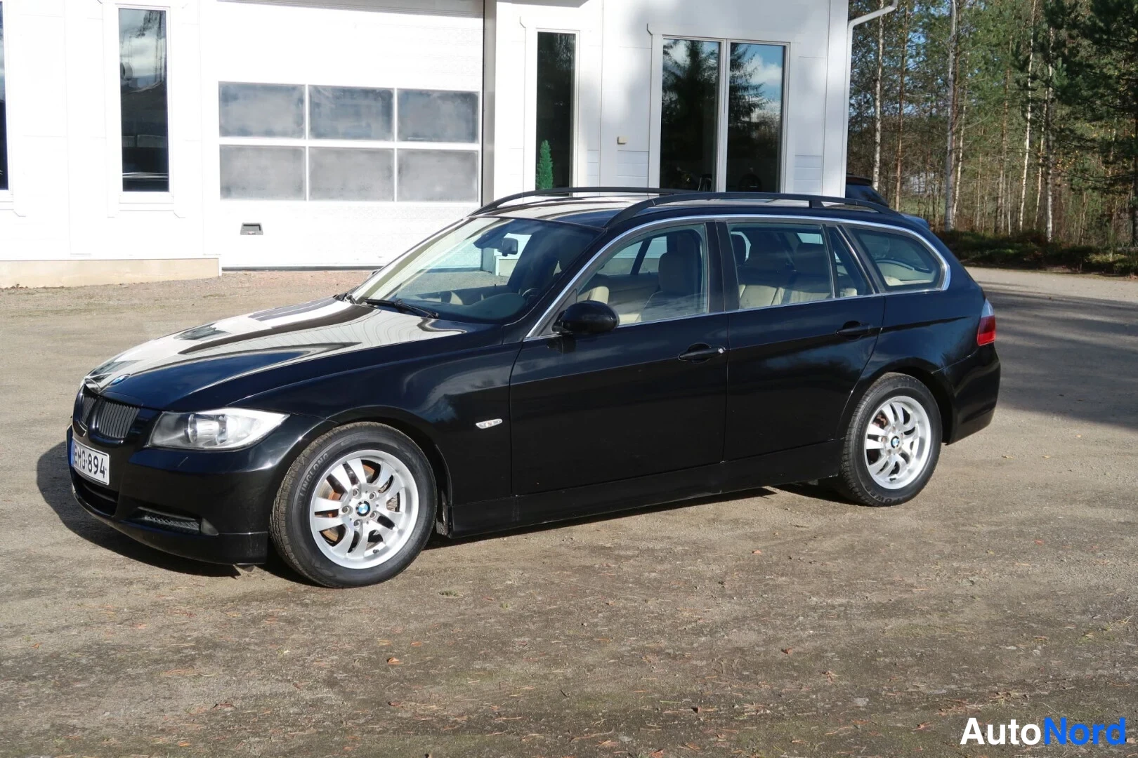 Musta BMW 325i 2005, etuviisto, keula vasemmalle, kuva 2