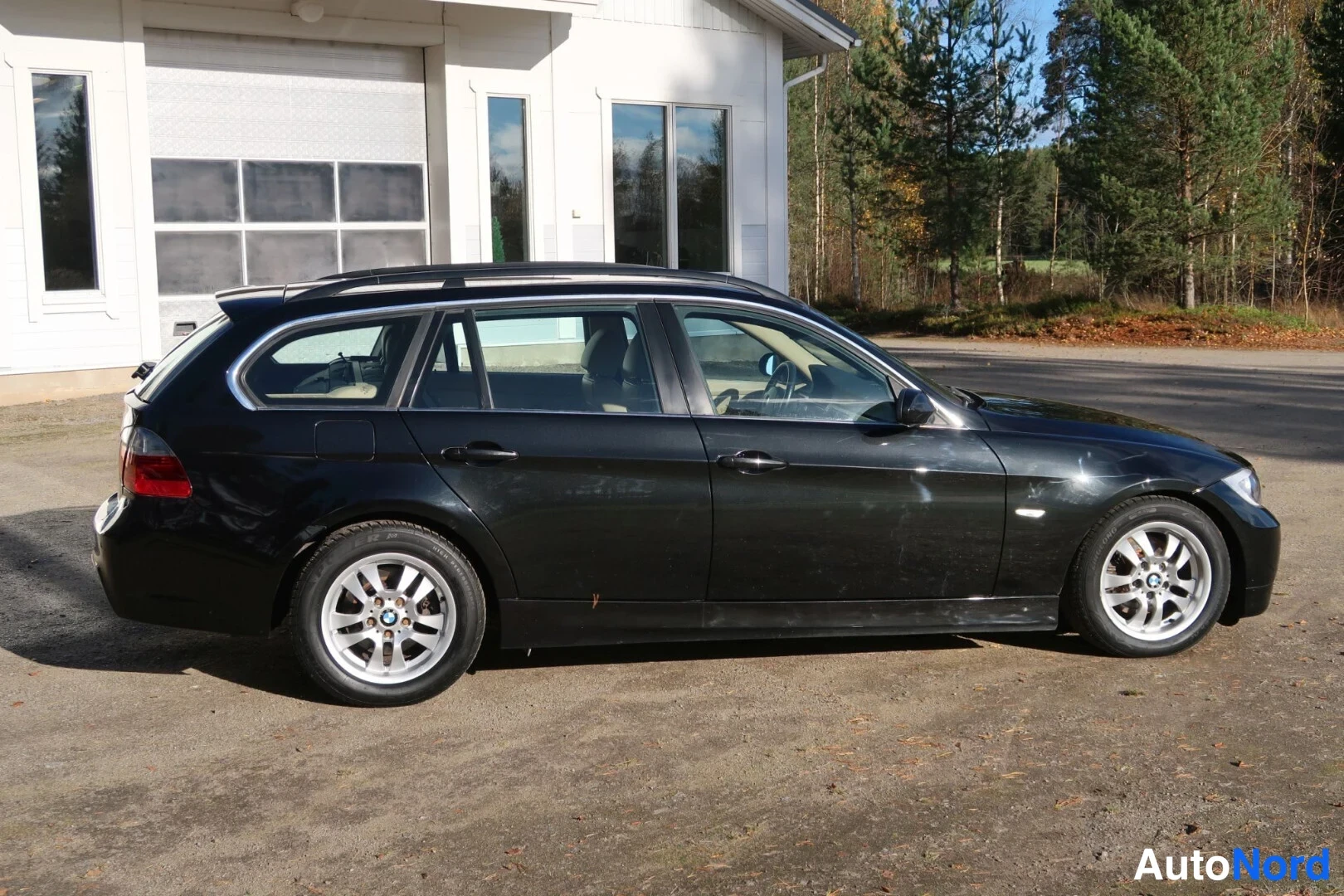 Musta BMW 325i 2005, etuviisto, keula oikealle, kuva 3