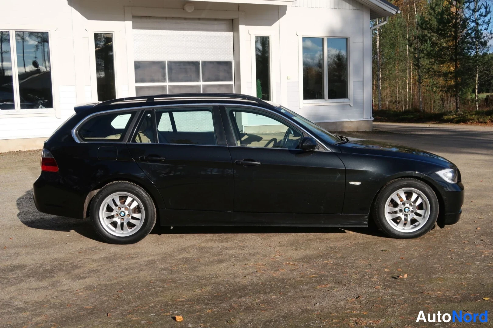 Musta BMW 325i 2005, etuviisto, keula oikealle, kuva 4