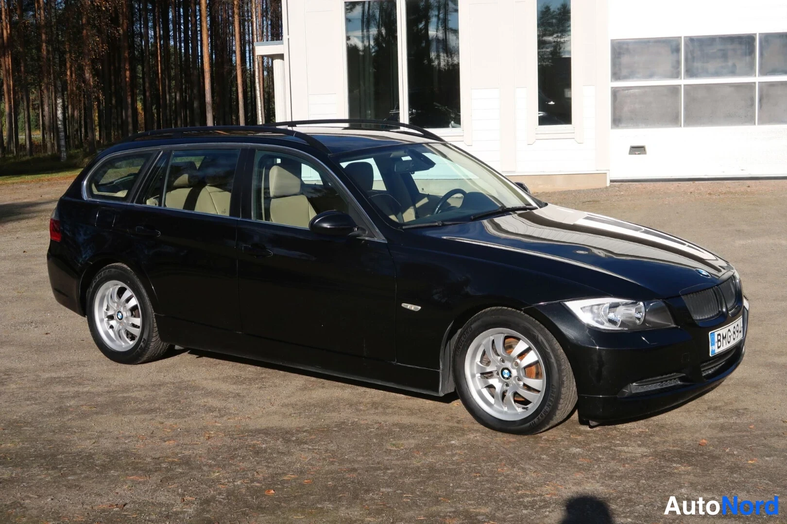 Musta BMW 325i 2005, etuviisto, keula oikealle, kuva 5