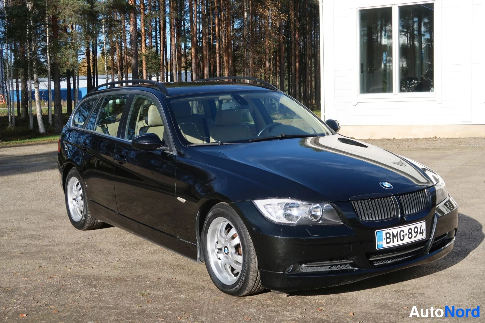 Musta BMW 325i 2005, etuviisto, keula oikealle, kuva 6