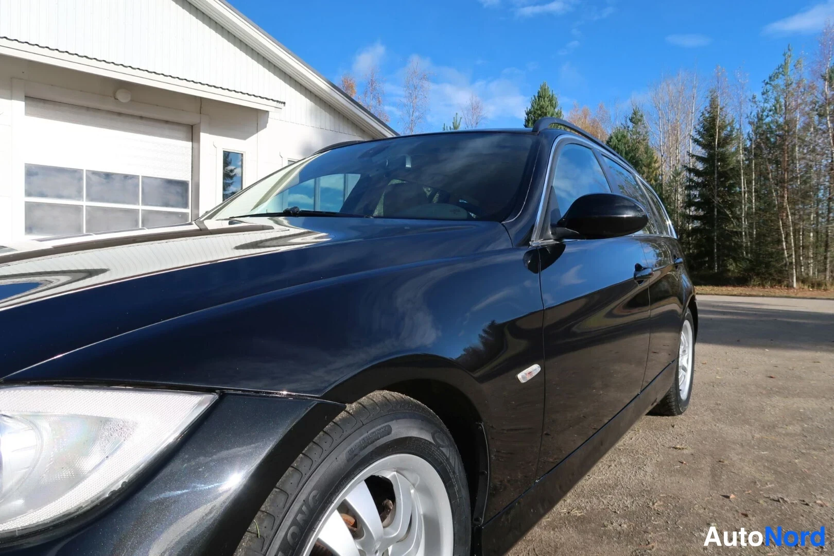 Musta BMW 325i 2005, etuviisto, keula oikealle, kuva 8