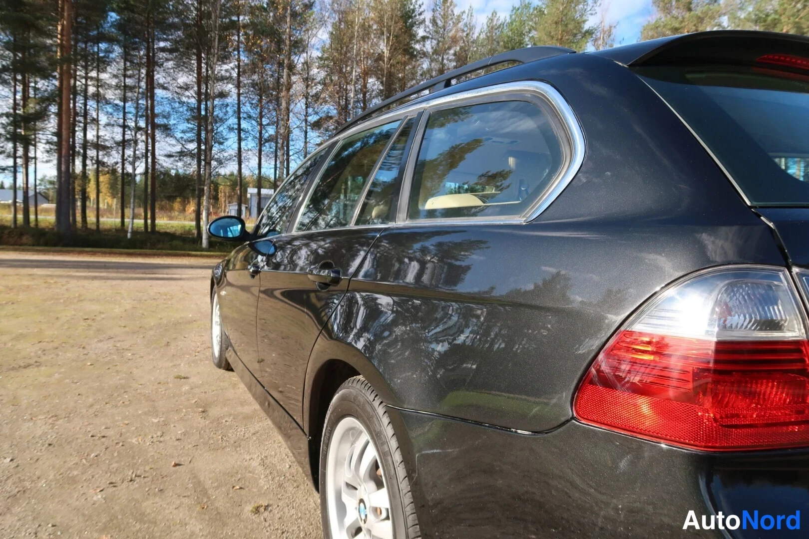 Musta BMW 325i 2005, takaviisto, kuva 16