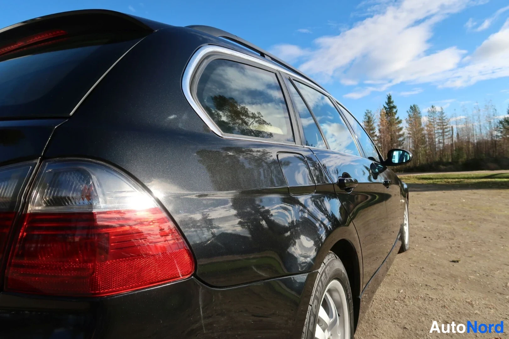 Musta BMW 325i 2005, takaviisto, kuva 17