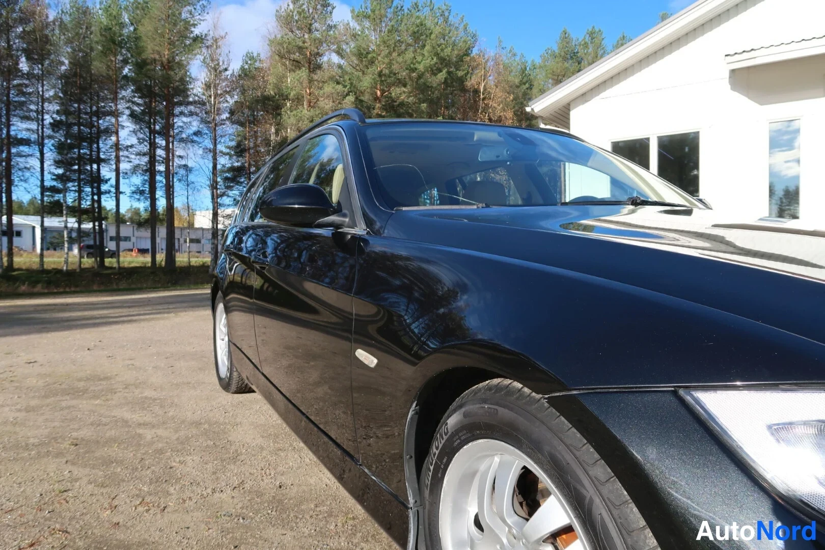 Musta BMW 325i 2005, etuviisto, keula oikealle, kuva 7