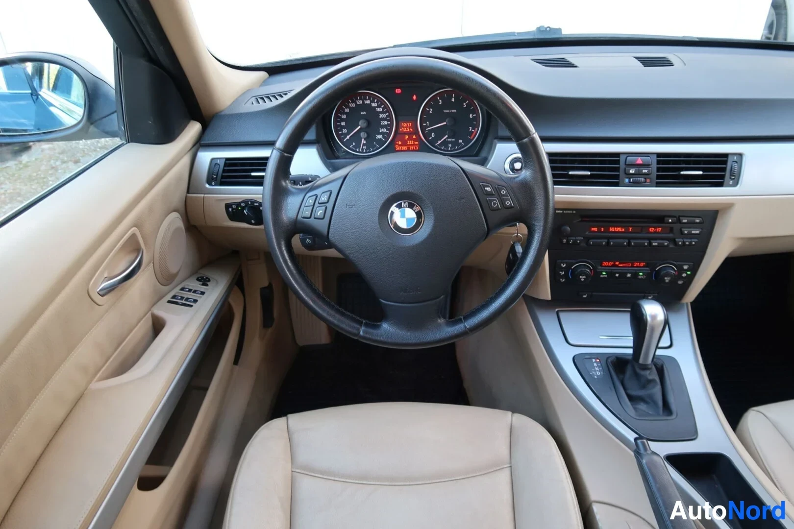 Musta BMW 325i 2005, ohjaamo, kuva 20