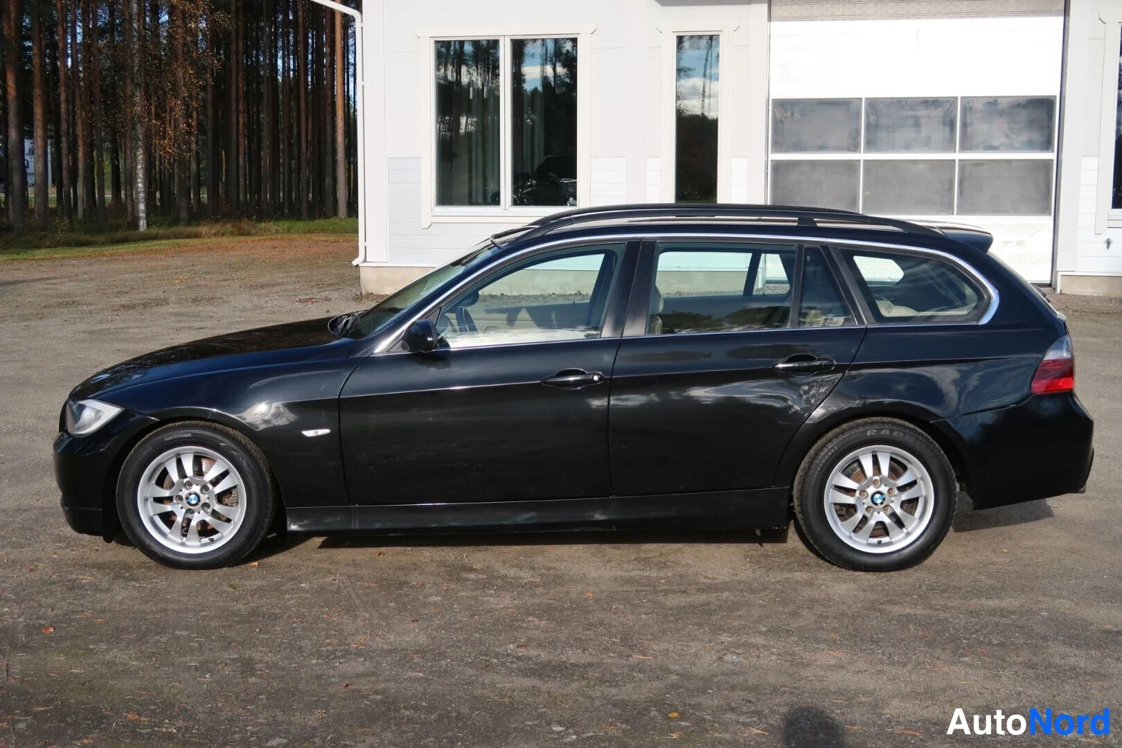 Musta BMW 325i 2005, sivulta, kuva 9