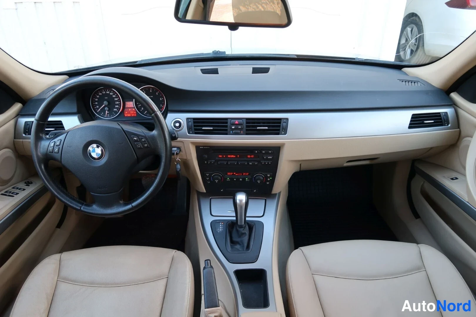 Musta BMW 325i 2005, ohjaamo, kuva 21