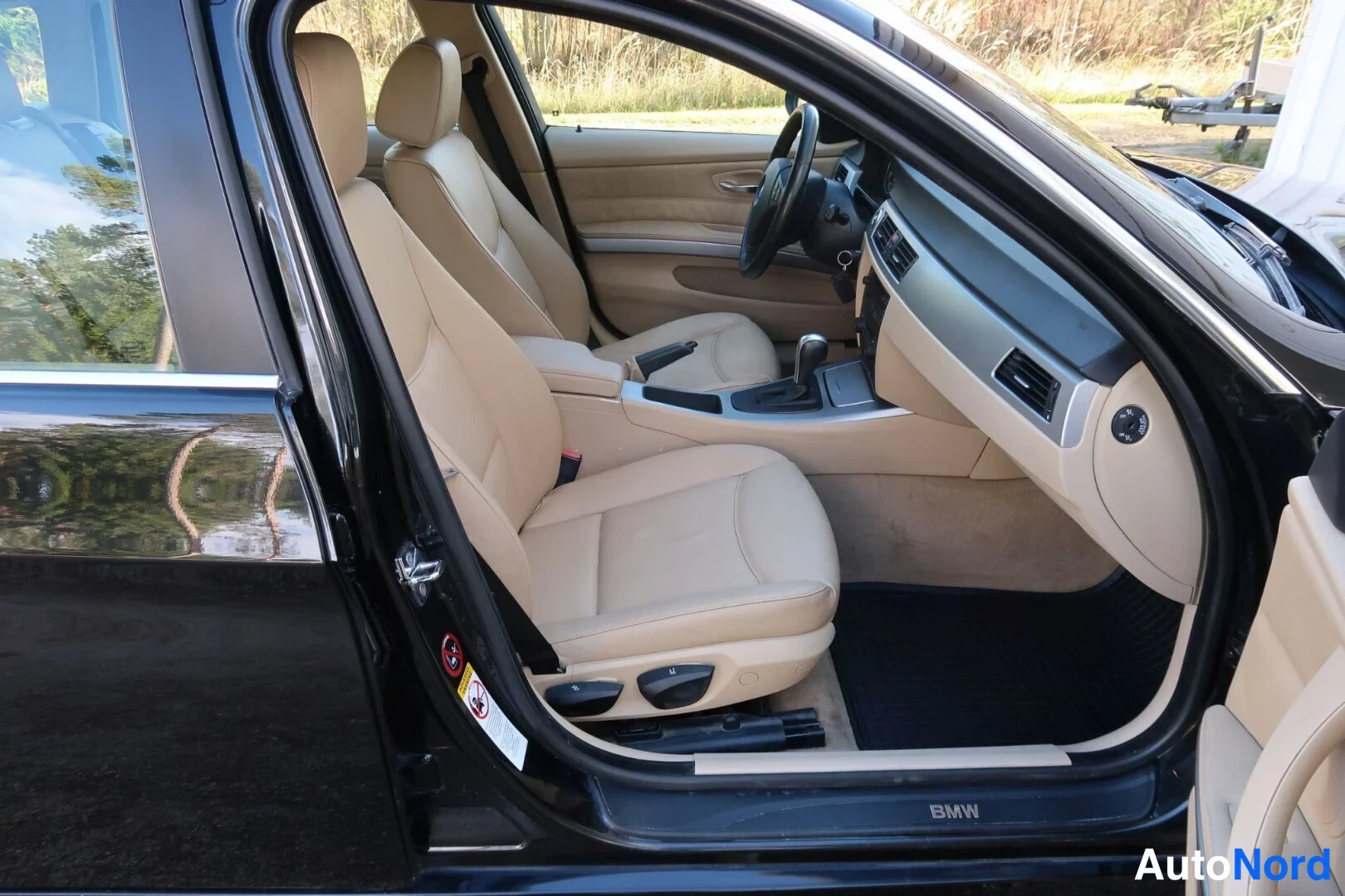 Musta BMW 325i 2005, etuistuimet, kuva 22