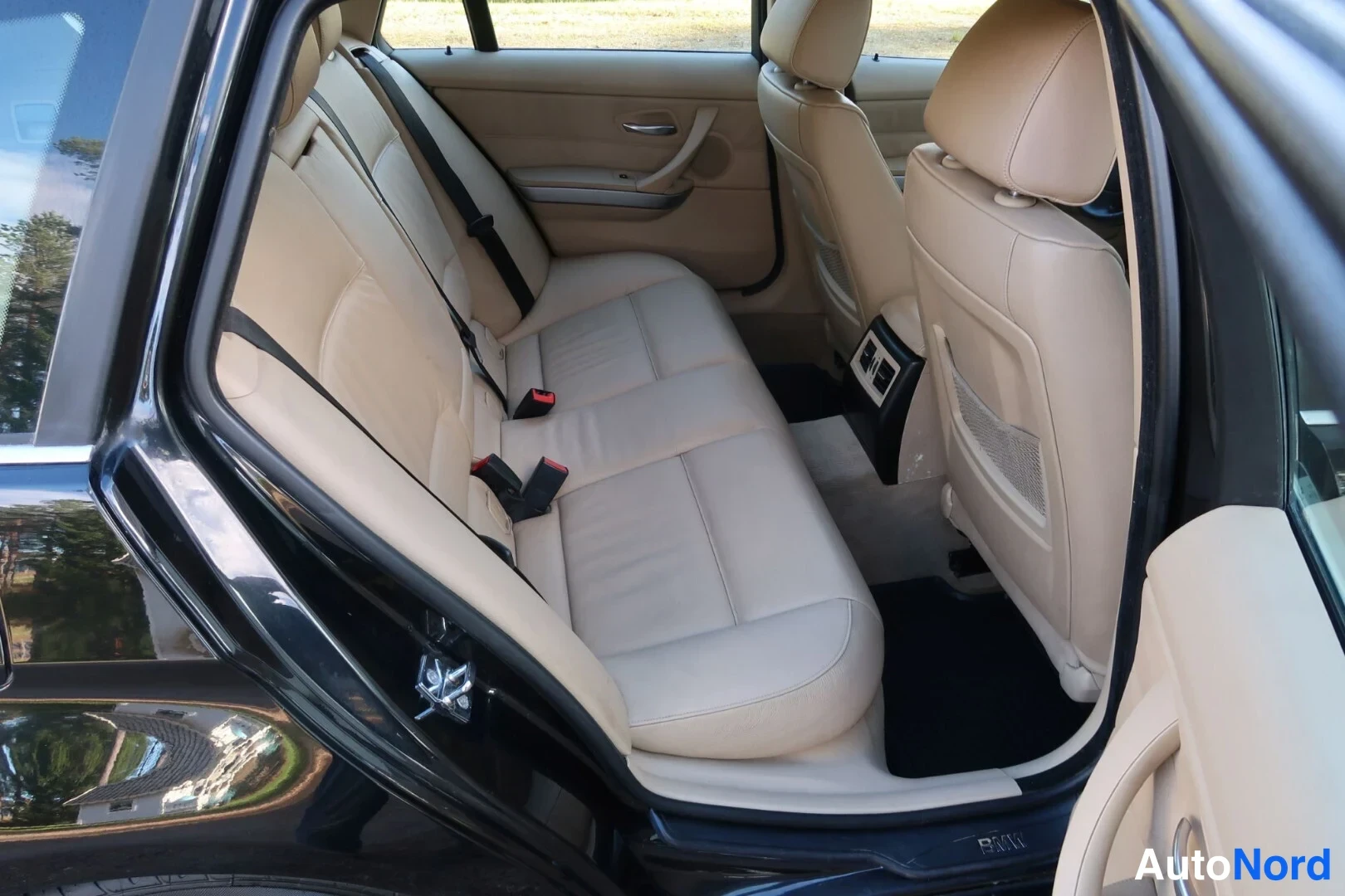 Musta BMW 325i 2005, takaistuimet, kuva 23